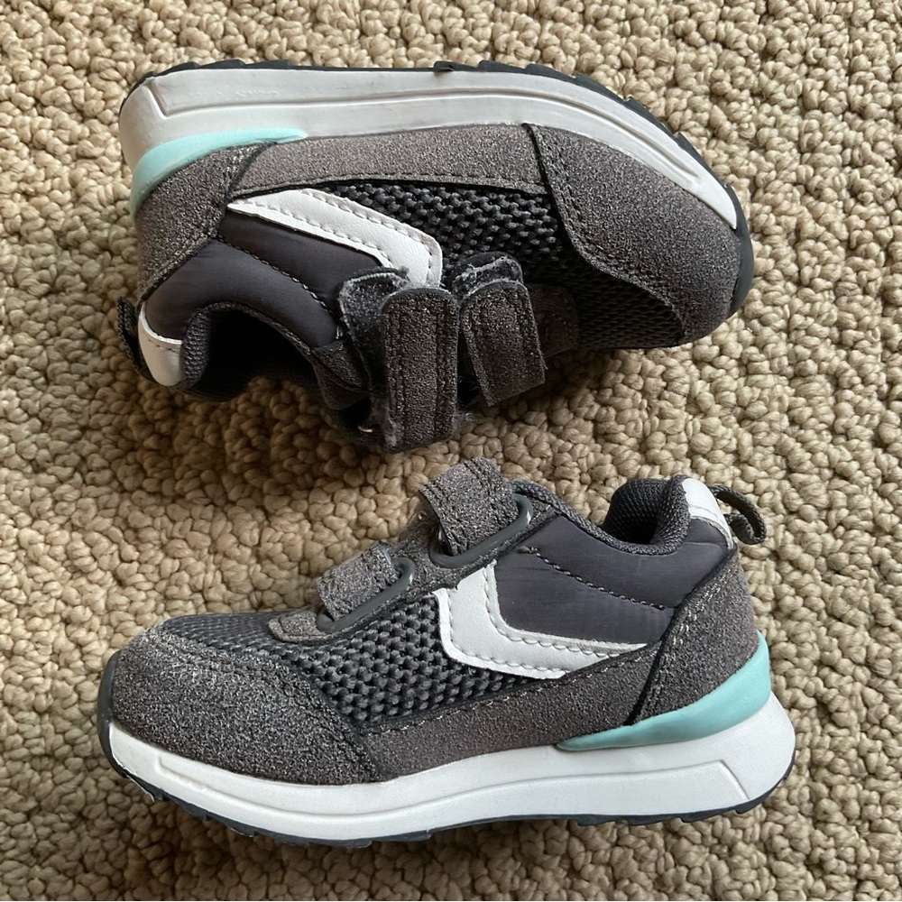 Toddler’s Gray and White Sneakers Size 5